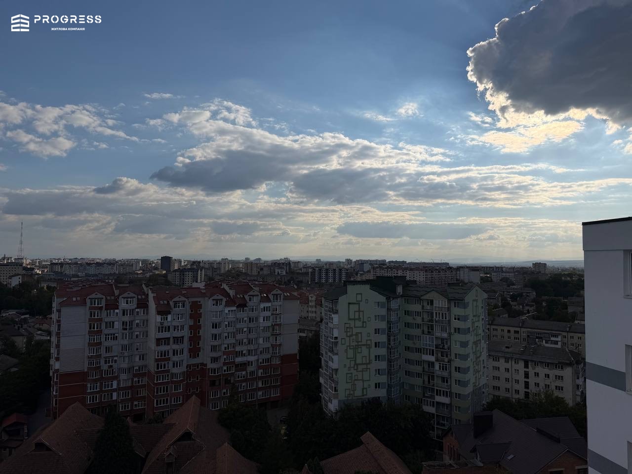 Двоповерхова квартира з терасою у самому серці міста! - 24