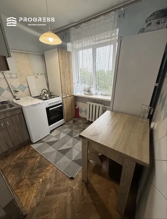 Selling a 2‑room apartment on Pul'ya Street.